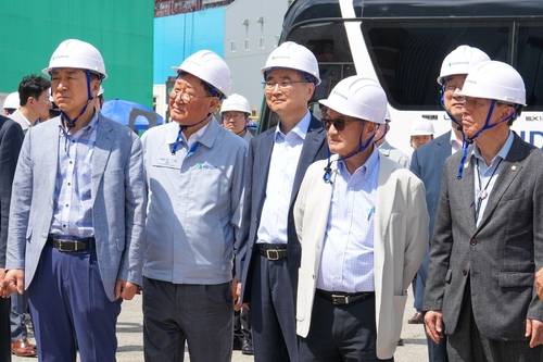 조선소 현지 시찰 나선 조현 외교장관(가운데)  [외교부 제공]