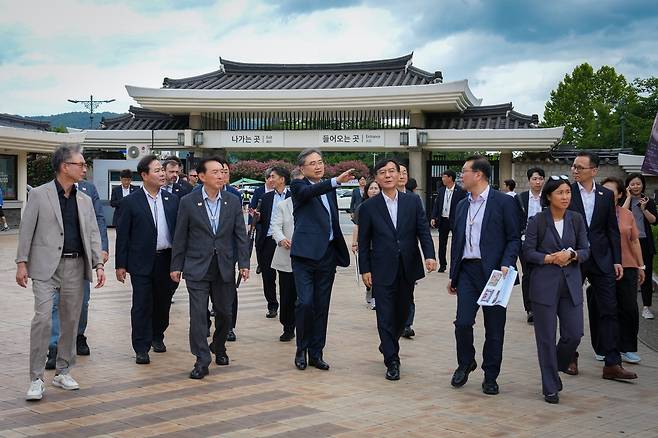 경주서 APEC 정상회의 준비상황 점검하는 조현 외교부 장관 [외교부 제공]