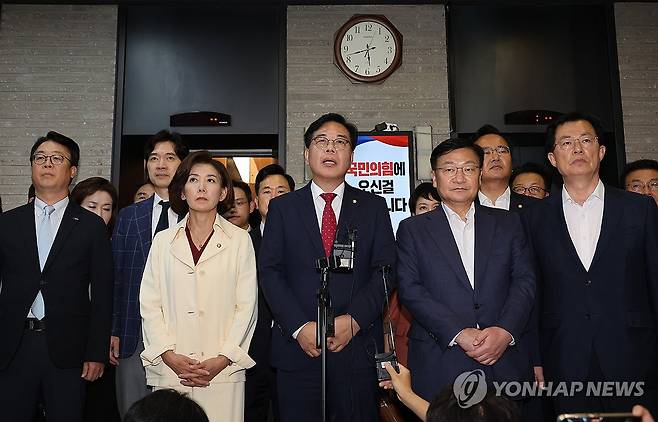 당사에 모인 국민의힘 의원들 (서울=연합뉴스) 박동주 기자 = 국민의힘 송언석 비상대책위원장 겸 원내대표가 13일 서울 여의도 국민의힘 당사에서 당사 압수수색과 관련해 입장을 밝히고 있다. 2025.8.13 pdj6635@yna.co.kr