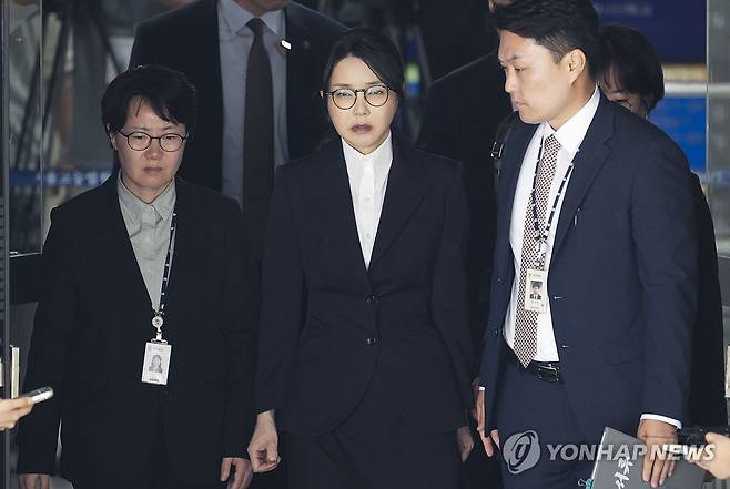 영장실질심사 마친 김건희 여사 (서울=연합뉴스) 윤석열 전 대통령 부인 김건희 여사가 12일 구속 전 피의자 심문(영장실질심사)을 마친 뒤 서울 서초구 서울중앙지법을 나서고 있다. 2025.8.12 [사진공동취재단] photo@yna.co.kr