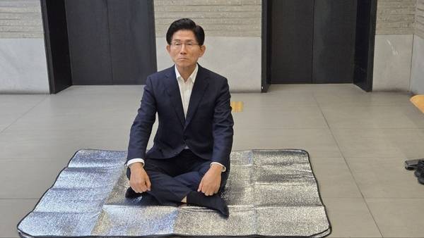 국민의힘 전당대회 당 대표 경선에 나선 김문수 후보가 13일 오후 11시 30분부터 여의도 당사 1층 현관에서 당사 압수수색에 나선 김건희 특검에 항의하고 저지하기위한 무기한 농성에 들어갔다. 2025.8. 13 /김문수 후보 캠프 제공