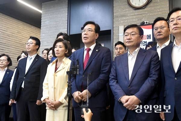 송언석 국민의힘 비상대책위원장 겸 원내대표는 13일 오후 5시40분께 김건희 특검팀의 압수수색이 진행 중인 중앙당사에서 긴급 기자회견을 열어 “(특검이 요구하는)당원명부를 결단코 끝까지 지키겠다”고 말했다. 2025.8.13 /김우성기자 wskim@kyeongin.com