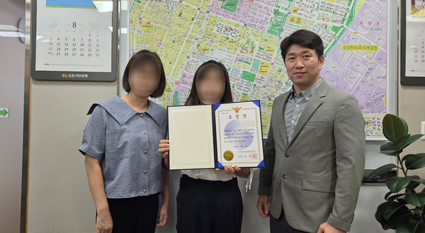 지난 13일 수원영통경찰서장 표창장을 수상한 국민은행 직원(가운데)과 수원영통경찰서 수사2과장 오기홍 경감이 기념 촬영을 하고 있다. /수원영통경찰서 제공