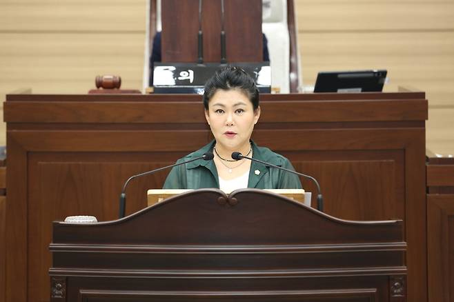 김미연 인천 서구의원이 14일 열린 제275회 임시회 본회의에서 '지역별 차등 전기요금제 도입 추진 및 폐기물 처리 현안 관련 인천 역차별 중단 촉구 결의안'에 대해 설명하고 있다. 사진=서구의회