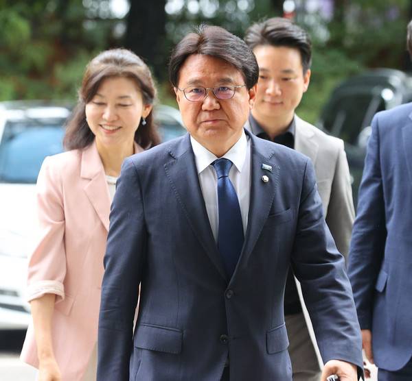 조국혁신당&nbsp;황운하&nbsp;의원이 14일 서울 서초구 대법원에서 열린 '울산시장 선거개입 의혹' 상고심 선고공판에 출석하고 있다.이 사건은 2018년 지방선거 전 청와대가 문재인 전 대통령의 친구로 알려진 송철호 전 울산시장의 당선을 돕기 위해 조직적으로 개입해 공직선거법을 위반했다는 혐의가 핵심이다. 연합뉴스&nbsp;