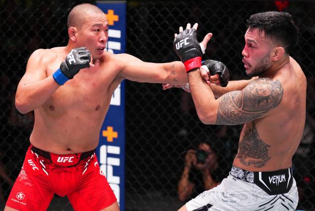 박준용과 브래드 타바레스의 UFC 경기 모습. UFC 제공