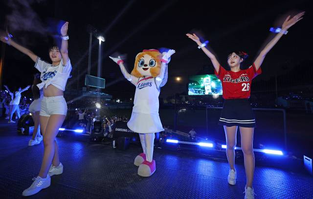 13일 대구 삼성라이온즈파크에서 삼성 라이온즈와 KIA 타이거즈의 경기가 끝난 직후 두 팀 응원단이 함께