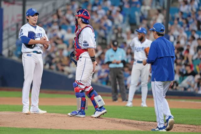 삼성 라이온즈의 원태인이 14일 대구에서 KIA 타이거즈와의 경기에 등판해 투구 도중 불안한 모습을 보이자 포수 강민호와 최일언 투수코치가 이야기를 나누기 위해 마운드에 오르고 있다. 삼성 제공