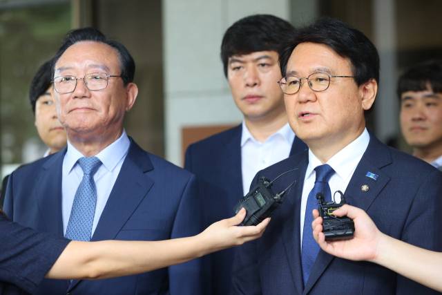 ‘울산시장 선거 개입·하명수사’ 의혹으로 기소된 황운하 조국혁신당 의원(오른쪽)과 송철호 전 울산시장이 14일 서울 서초구 대법원에서 열린 상고심 선고공판에서 무죄를 확정받은 뒤 입장을 밝히고 있다. 연합뉴스