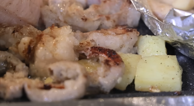 이모가 직접 구워주는 양곱창모듬을 맛볼 수 있는 연지가양곱창. 유튜브 쯔양 캡처