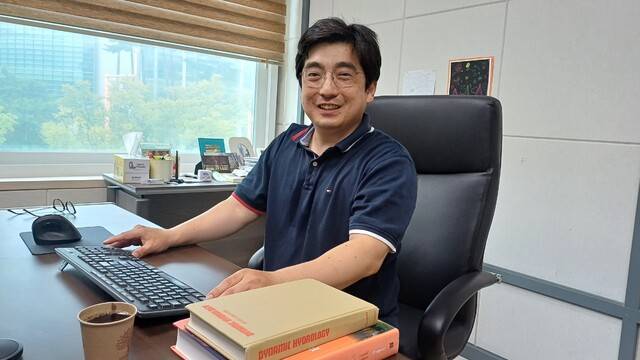 첨단기술을 활용한 통합 수자원 관리 기술을 연구하는 감종훈 포항공대 환경공학부 교수. 김명규 기자