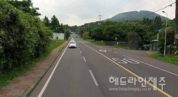 제주시 산천단~관음사 입구 교차로 확장공사가 추진되는 도로 현장 . 사진=제주시