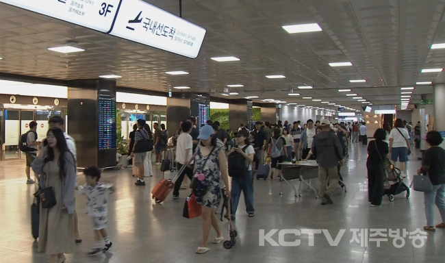 광복절을 하루 앞둔 14일 오전 제주국제공항 대합실이 관광객들로 북적이고 있다.