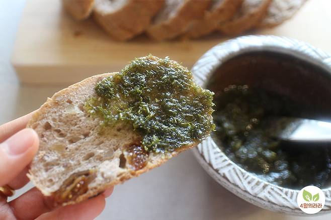 감태페스토를 바른 빵