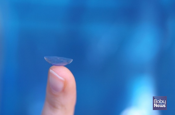 콘택트렌즈를 착용할 때는 항상 손을 깨끗하게 씻고 착용 전 렌즈 표면에 불순물 등이 없는지 확인해 각막에 손상을 입히지 않도록 주의해야 한다. ⓒ베이비뉴스