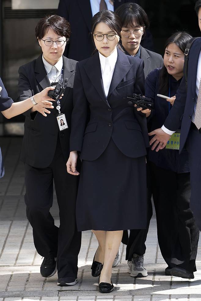 자본시장과 금융투자업에 관한 법률 위반, 정치자금법 위반, 특정범죄 가중처벌 등에 관한 법률 위반(알선수재) 등의 혐의를 받는 윤석열 전 대통령 부인 김건희 씨가 12일 오후 서울 서초구 서울중앙지법에서 열린 구속 전 피의자 심문(영장실질심사)를 마친 뒤 법원을 나서고 있다. [사진=뉴시스]