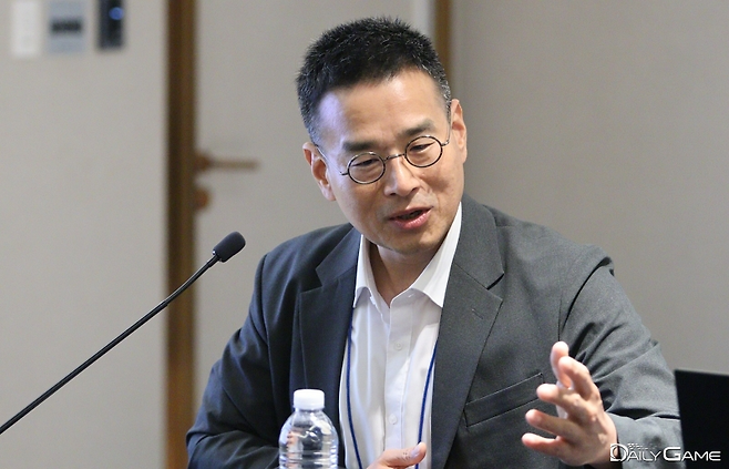 화우 김종일 게임센터장는 글로벌 기준을 적용하는 구글, 애플 앱스토어에서 등급 분류를 진행하길 권장했다.