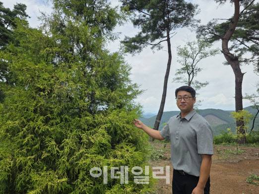 장진원 의령군산림조합 선도산림경영과장이 응봉산 황금부자숲을 설명하고 있다. (사진=박진환 기자)