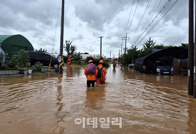소방관들이 침수로 고립된 곳의 주민들을 대피시키고 있다.(사진=경기도북부소방재난본부 제공)