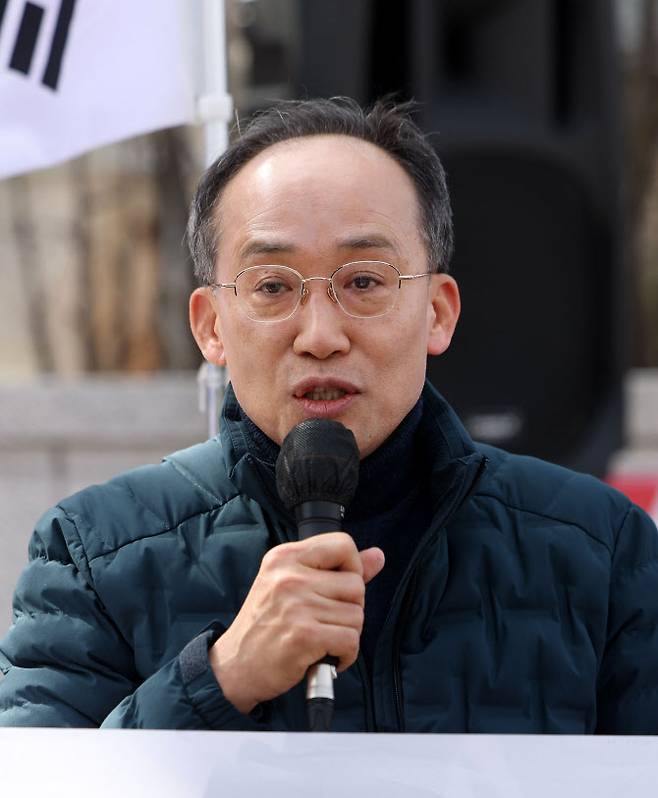 추경호 전 국민의힘 원내대표가 지난 3월 13일 헌법재판소 앞에서 열린 탄핵 반대 삭발식에 참석해 발언하고 있다. (사진=뉴시스)