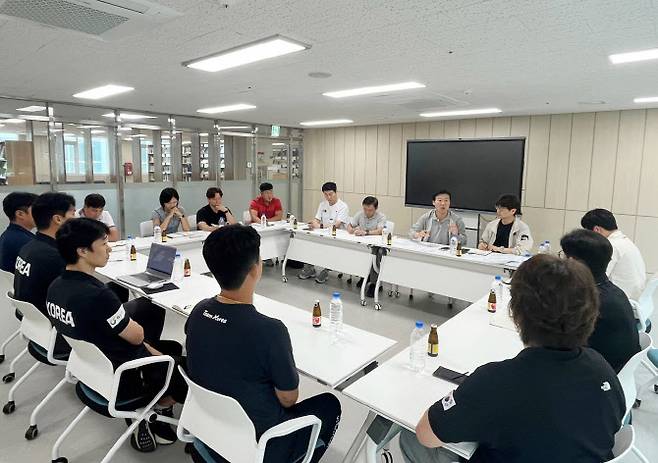 김택수 국가대표선수촌장과 동계종목 국가대표 지도자들이 간담회를 갖고 있다. 사진=대한체육회