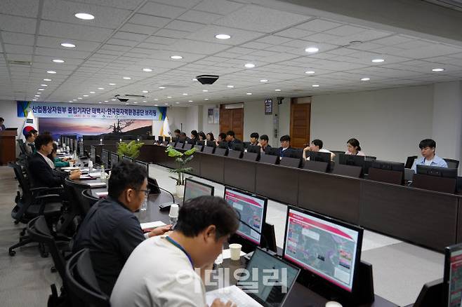 지난 12일 태백시청에서 진행한 산업부 출입기자단 태백시·한국원자력환경공단 브리핑 현장. (사진=원자력환경공단)
