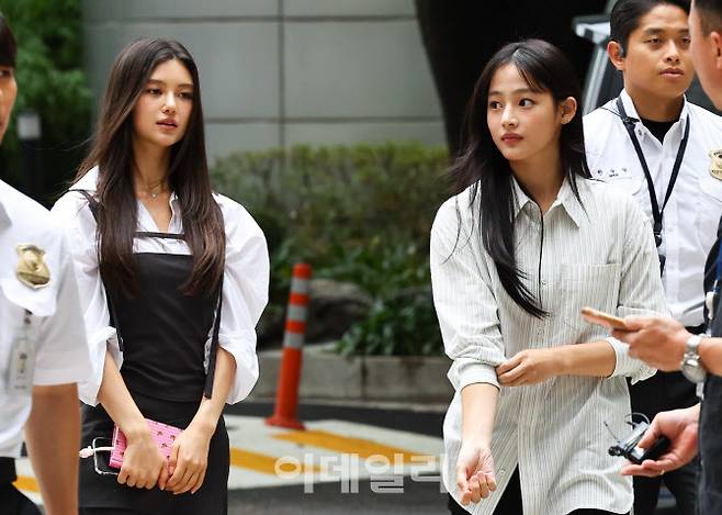 뉴진스 다니엘과 민지가 14일 서울 서초구 서울중앙지법에서 열린 ‘뉴진스 계약해지 선언에 계약 유효 확인 소송’ 관련 소송 조정기일에 출석하고 있다. (사진=뉴시스)