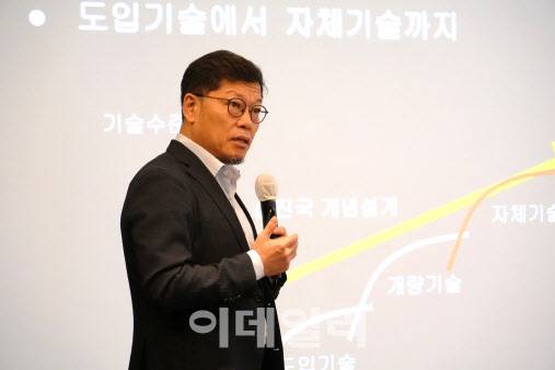 이정동 서울대 교수가 강연을 하고 있다(사진=한국정보통신진흥협회)