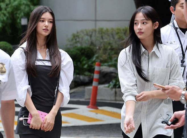 뉴진스 다니엘과 민지가 14일 서울 서초구 서울중앙지방법원에서 열린 어도어가 뉴진스를 상대로 제기한 전속계약 유효 확인 소송 조정기일에 출석하고 있다.(사진=뉴스1)