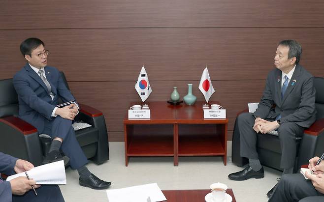 (왼쪽부터) 여한구 산업통상자원부 통상교섭본부장과 미즈시마 고이치 주한일본대사가 14일 서울 대한상공회의소 접견실에서 면담하고 있다. (사진=산업부)