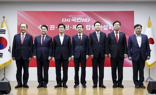 14일 서울 여의도 국민의힘 중앙당사에서 열린 제6차 전당대회 수도권·강원·제주 합동연설회에서 당대표 후보 및 당 지도부가 기념촬영을 하고 있다. 왼쪽부터 국민의힘 황우여 선거관리위원장, 안철수, 김문수, 조경태, 장동혁 당대표 후보, 송언석 비상대책위원장 겸 원내대표, 정점식 사무총장. (사진 = 공동취재단)