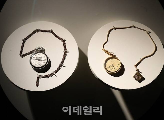 국가유산청이 광복 80주년을 맞아 덕수궁 돈덕전에서 개최하는 특별전 ‘빛을 담은 항일유산’ 특별전 언론공개회가 11일 열렸다. 훙커우 공원 의거 직전 윤봉길 의사와 백범 김구 선생이 나눠 가진 회중시계가 전시돼 있다. 왼쪽이 윤봉길 의사의 회중시계, 오른쪽이 백범 김구 선생의 회중 시계. (사진=김태형 기자)