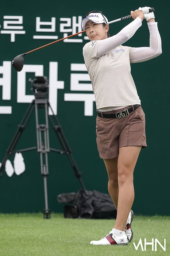 김아림이 14일 열린 메디힐 한국일보 챔피언십 1라운드에서 샷을 하고 있다.