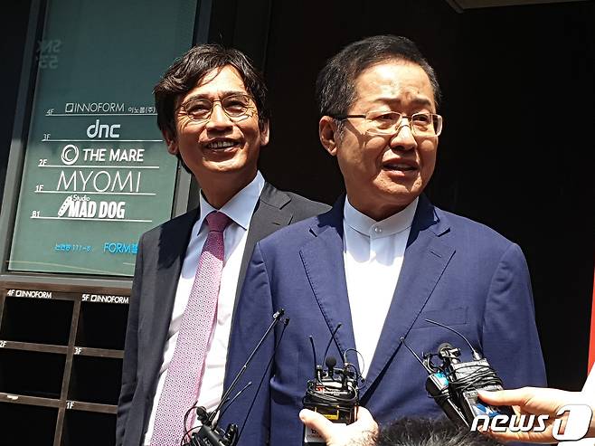 진보 보수 상징적 인물 중 한명인 유시민 노무현재단 이사장(왼쪽)과 홍준표 전 자유한국당 대표가 2019년 6월 3일 유튜브 토론 '홍카레오(홍카콜라+알릴레오)' 녹화를 위한 서울 강남구의 한 스튜디오 앞에서 취재진의 질문에 답하고 있다. 2019.6.3/뉴스1 ⓒ News1 DB