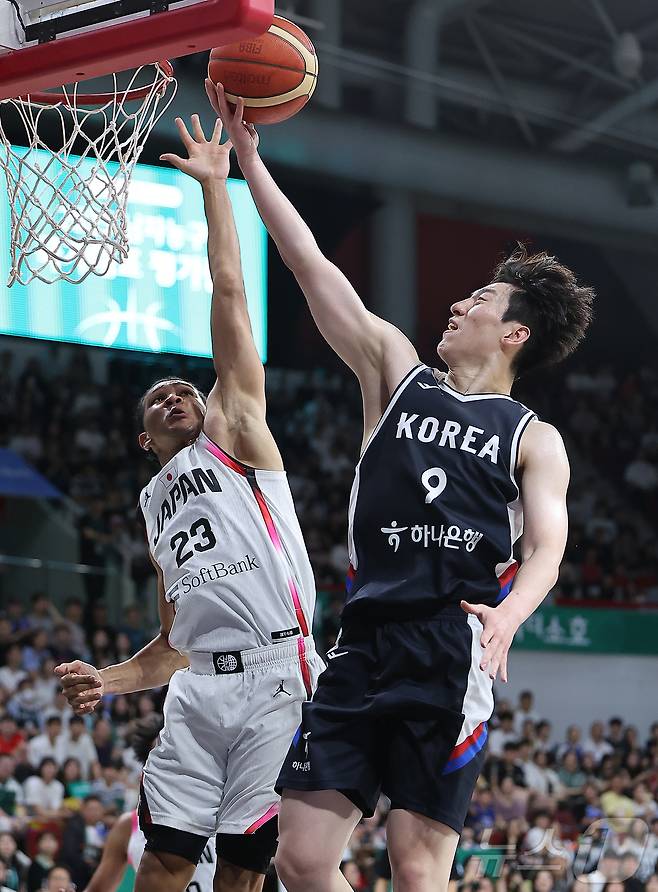 13일 오후 경기도 안양 정관장 체육관에서 열린 하나은행 초청 2025 남자농구 국가대표 평가전 대한민국과 일본의 경기, 대한민국 이정현(오른쪽)이 2쿼터 레이업 슛을 성공하고 있다. 2025.7.13/뉴스1 ⓒ News1 김진환 기자