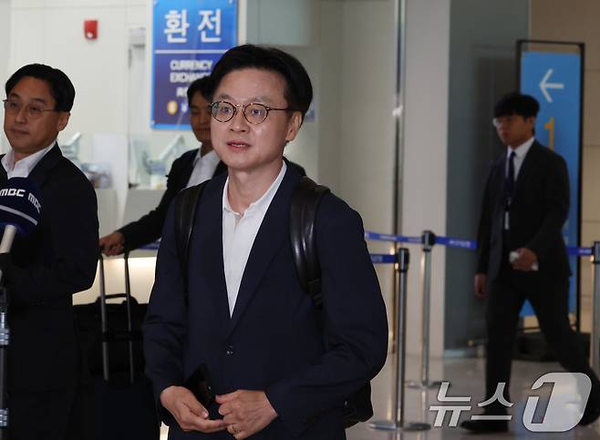 김정관 산업통상자원부 장관이 23일 오전 인천공항에서 대미 통상 협상을 위해 출국하고 있다. 2025.7.23/뉴스1 ⓒ News1 김명섭 기자