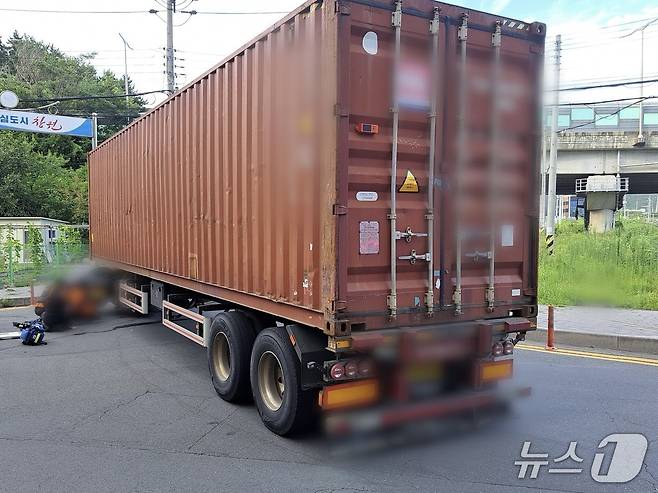 13일 오후 4시 50분쯤 창원시 진해구 두동의 한 삼거리 이면도로에서 우회전 하던 트레일러에 전기자전거가 치여 60대 남성이 숨졌다. 사고 현장 모습.(독자 제공. 재판매 및 DB금지)