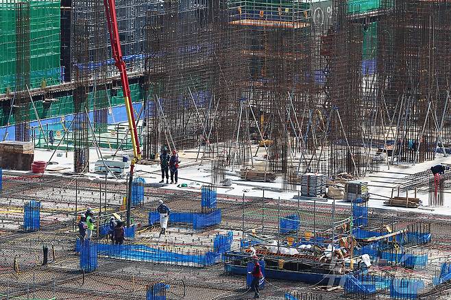 서울 시내 한 아파트 건설현장에서 노동자들이 작업하는 모습. 뉴스1 ⓒ News1 김도우 기자