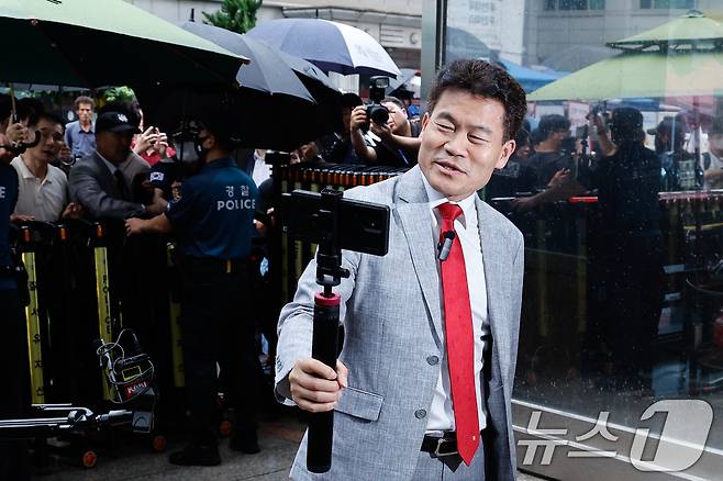 전한길 전 한국사 강사가 14일 오전 서울 여의도 국민의힘 중앙당사에서 열린 중앙윤리위원회 회의에 출석하고 있다. 윤리위는 이날 회의를 열고 지난 대구·경북 합동 연설회에서 일부 후보를 향해 '배신자'라고 연호하며 소란을 일으킨 전 씨에 대한 징계 수위를 확정할 예정이다. 2025.8.14/뉴스1 ⓒ News1 안은나 기자