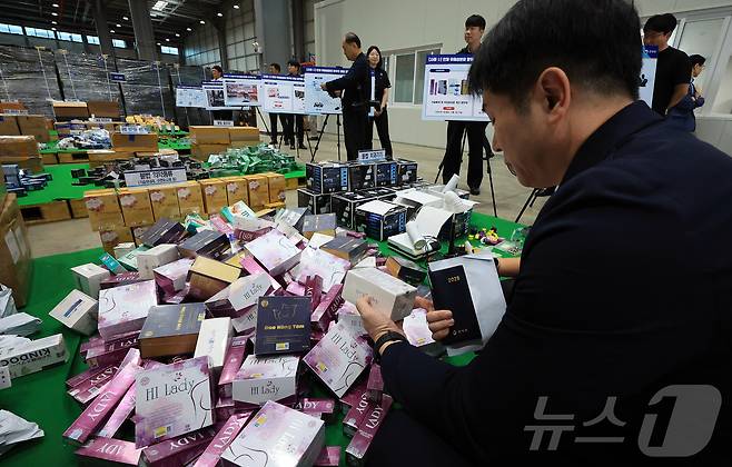 14일 오전 인천 연수구 인천세관 통합검사센터 압수창고에서 5대 민생범죄 단속 물품들이 놓여져 있다. 2025.8.14/뉴스1 ⓒ News1 김진환 기자