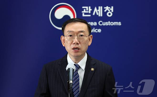 이명구 관세청장이 14일 오전 인천 연수구 인천세관 통합검사센터 압수창고에서 5대 민생범죄 단속 사례 및 집중 단속 방안 브리핑을 하고 있다. 2025.8.14/뉴스1 ⓒ News1 김진환 기자