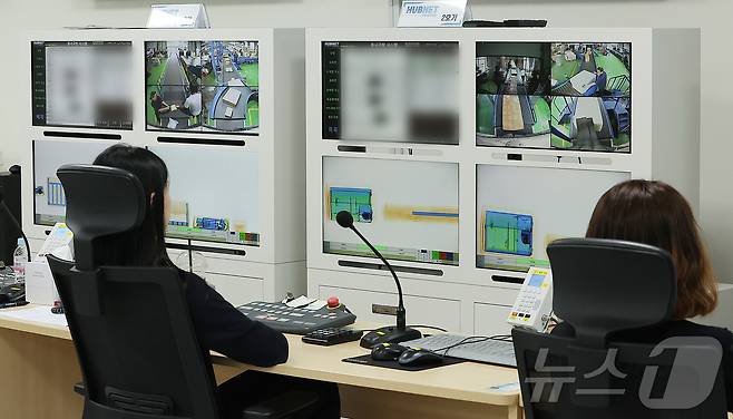 14일 오전 인천 연수구 인천세관 해상특송물류센터 내 엑스레이 판독실에서 세관 관계자가 검사대상 물품을 엑스레이로 선별하고 있다. 2025.8.14/뉴스1 ⓒ News1 김진환 기자