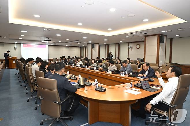 14일 전북 남원시청에서 2025 국제드론제전 세부추진계획 보고회가 열린 가운데 최경식 시장이 철저한 대회 운영을 주문하고 있다.(남원시 제공. 재판매 및 DB금지)/뉴스1
