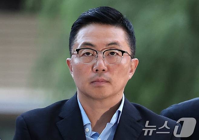 김건희 여사 일가의 '집사'로 알려진 김예성 씨가 12일 인천국제공항에서 체포돼 서울 종로구에 마련된 김건희 특검팀(특별검사 민중기) 사무실로 조사를 받기 위해 출석하고 있다./뉴스1 ⓒ News1 김성진 기자