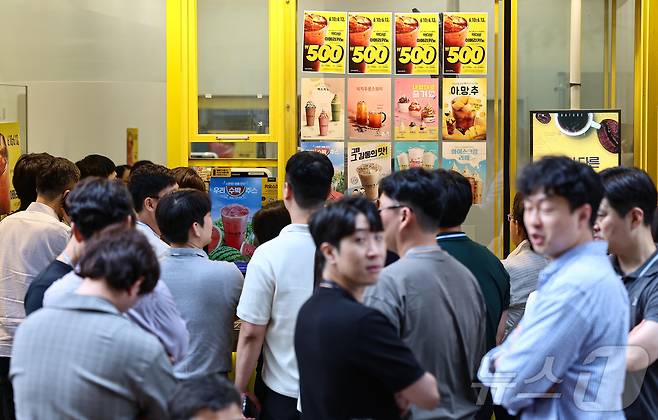 10일 서울 시내 한 빽다방 매장에서 손님들이 음료 구매를 위해 대기하고 있다. 2025.6.10/뉴스1 ⓒ News1 김도우 기자