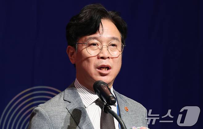 김영훈 고용노동부 장관이 지난  6일 오전 서울 중구 신라호텔에서 열린 EPS(고용허가제) 콘퍼런스에서 인사말을 하고 있다. 2025.8.6/뉴스1 ⓒ News1 장수영 기자