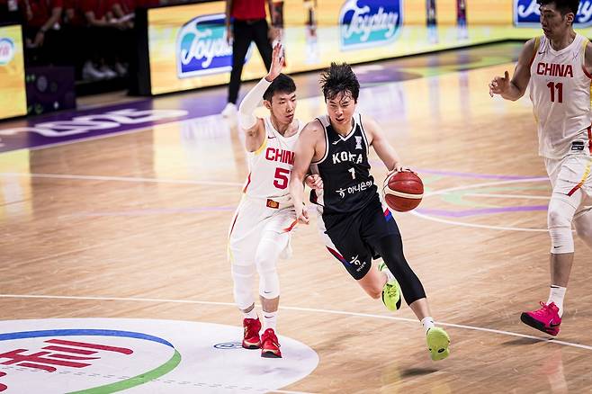 이현중(오른쪽)은 14일(한국시간) 열린 2025 FIBA 아시아컵 8강 한국-중국전에서 22점 7리바운드 4어시스트를 기록했다. (FIBA 제공)