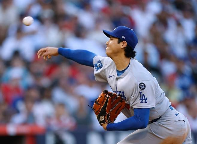 LA 다저스 오타니 쇼헤이가 14일(한국시간) 미국 캘리포니아주 애너하임 에인절 스타디움에서 열린 2025 메이저리그(ML) LA 에인절스와 경기에 선발투수 겸 1번 타자로 출전해 역투 하고 있다. 사진 | 애너하임=AFP연합뉴스