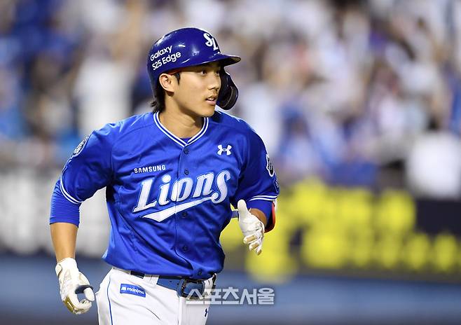 삼성 이재현이잠실구장에서 열린 2025 KBO리그 두산과의 경기 9회초 무사 만루 상황에서 두산 박신지를 상대로 역전 만루 홈런을 치고 베이스를 돌고 있다. 잠실 | 박진업 기자 upandup@sportsseoul.com