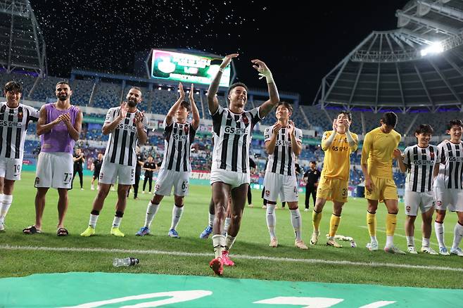 대전월드컵경기장/ K리그1/ 대전하나시티즌 vs FC서울/ 서울 린가드, 단체/ 경기종료/ 승리 세레머니/ 사진 하서영